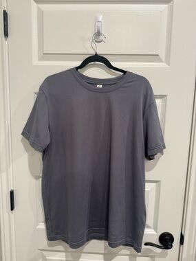 ALO Yoga Men's Short Sleeve Crew Tee in Gray